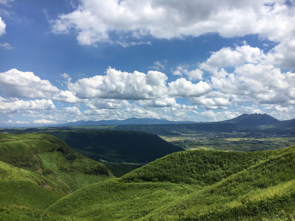 Aso - Viaggi in moto in Giappone su strade panoramiche, tra montagne, coste e natura incontaminata